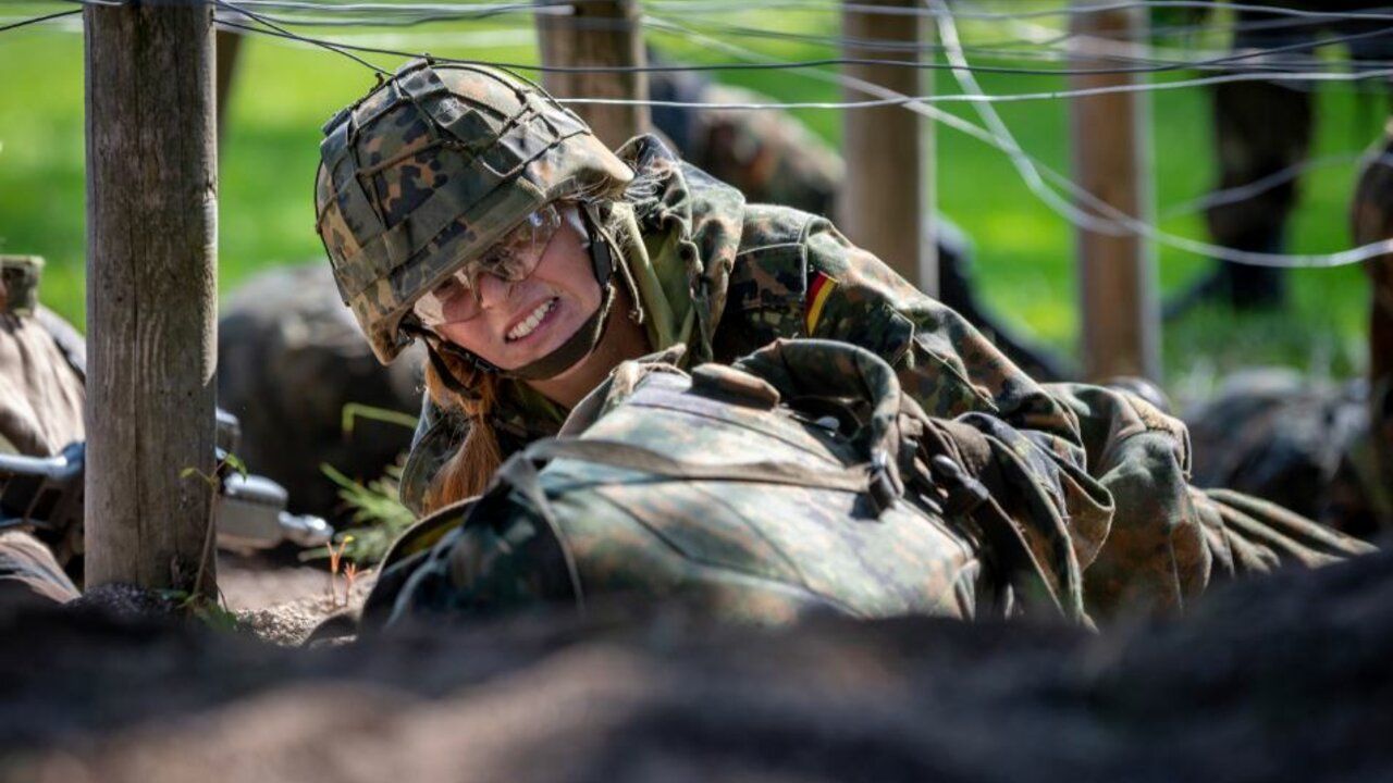 Eine Soldatin überwindet ein Hindernis auf der Hindernisbahn.