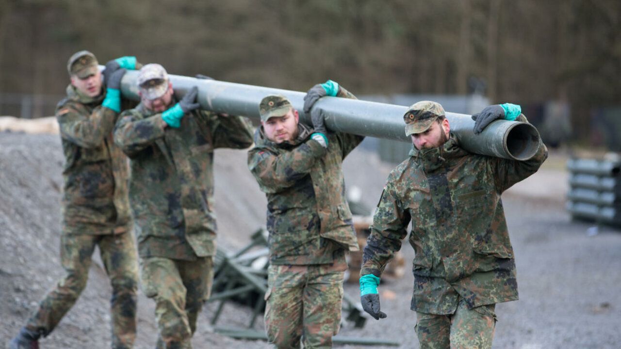 4 Spezialpioniere der Bundeswehr tragen ein Rohr 