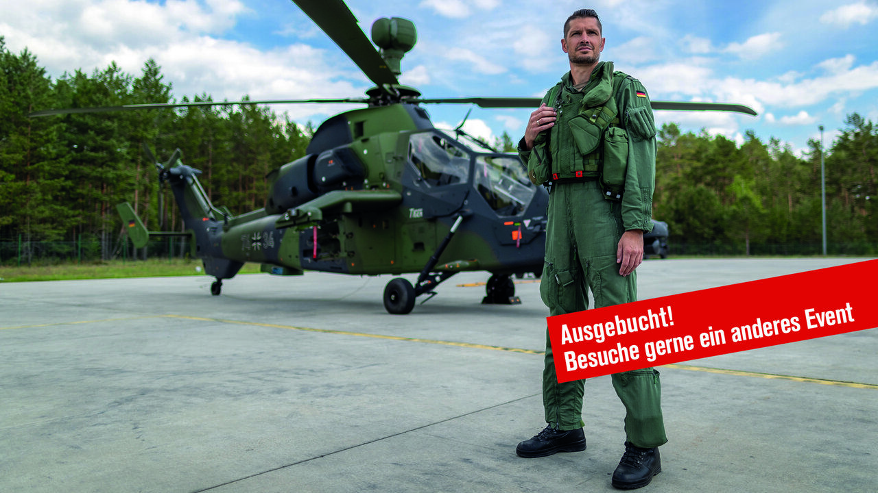 Ein Pilot der Bundeswehr steht vor einem Hubschrauber
