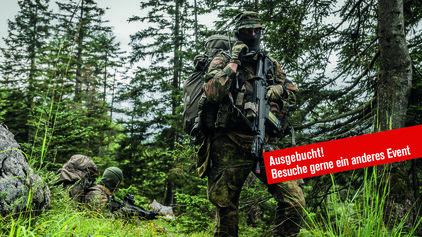 Ein Soldat der Bundeswehr geht durch ein Waldstück