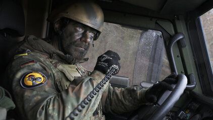 Soldat nutzt Funkgerät in einem Gefechtsfahrzeug