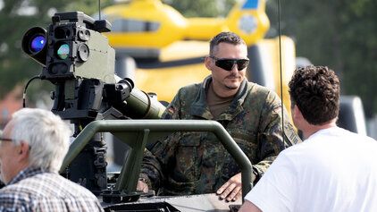 Soldat beim Tag der Bundeswehr im Gespräch mit Besuchern