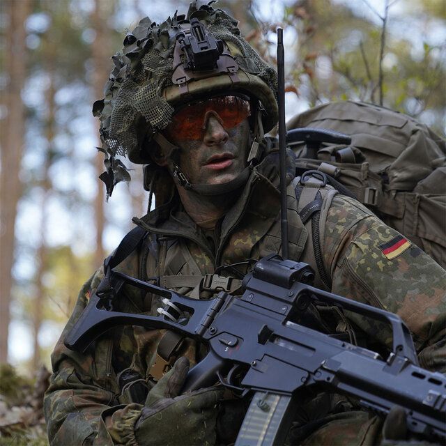 Ein Soldat in Tarnkleidung mit einem Gewehr