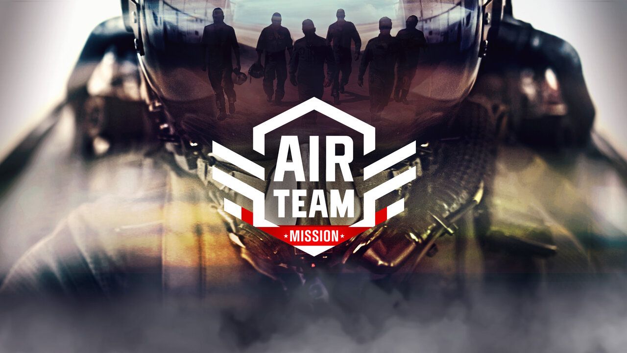 Das Air Team Headerbild. Ein Pilot in dessen Brille die Schatten von Soldat_innen zu sehen sind. Das Air Team Logo befindet sich in der Mitte des Bildes.