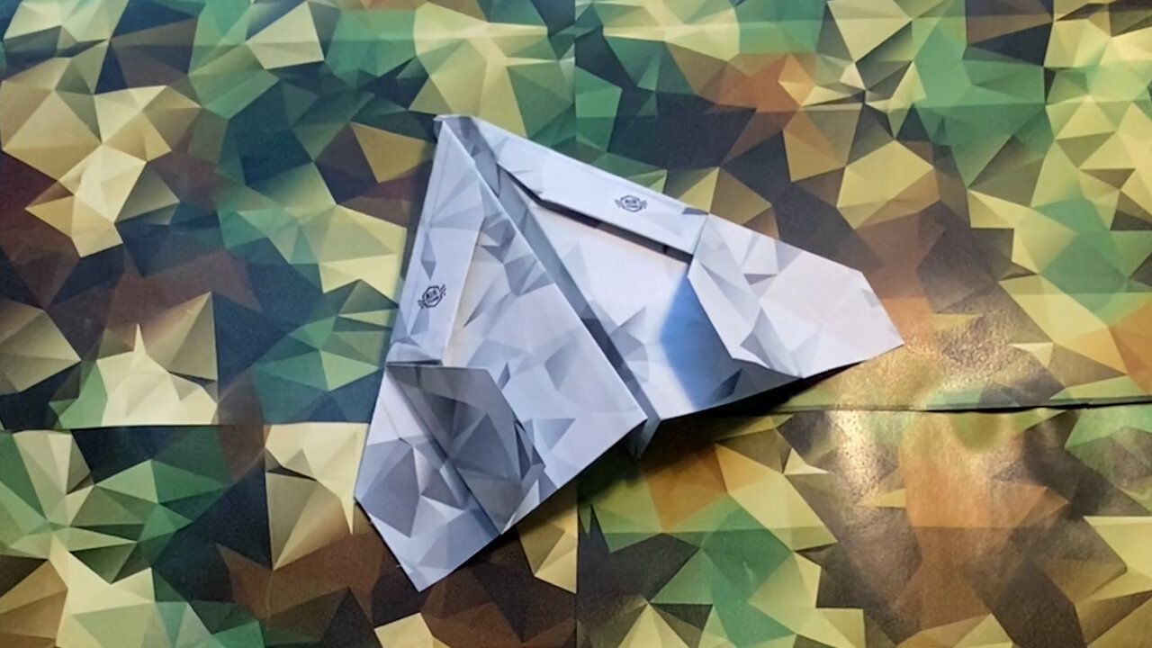 Ein Papierflieger ist auf einem Polygonhintergrund zu sehen. 