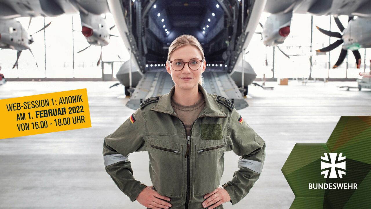 Blonde Frau steht im Bundeswehr-Overall vor der geöffneten Ladeluke eines Tranportflugzeugs.