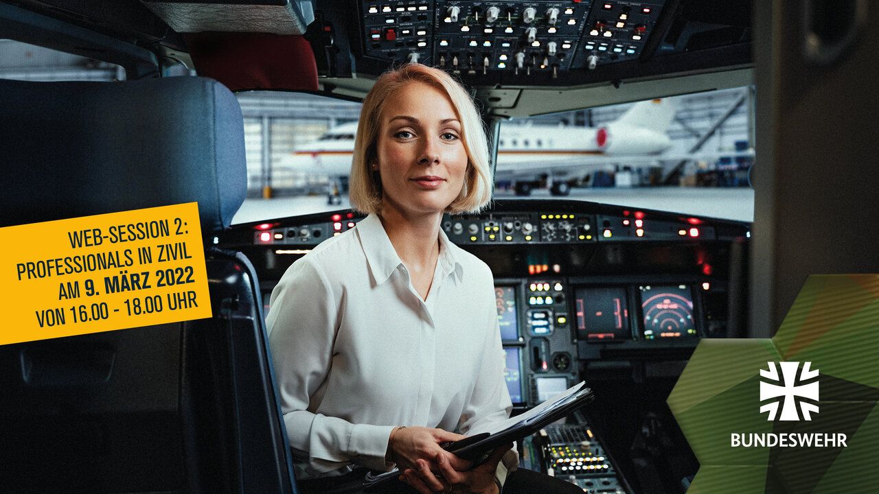 Blonde Frau sitzt mit Schreibunterlagen im Cockpit eines Flugzeugs.verall vor der geöffneten Ladeluke eines Tranportflugzeugs.