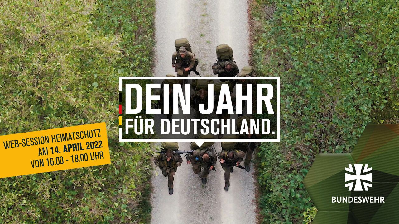 Mehrere Soldaten marschieren über eine asphaltierte Straße. Darüber liegt der Text "Dein Jahr für Deutschland."