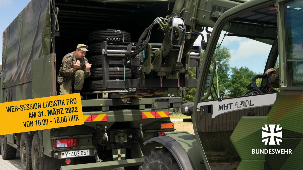 Soldaten beladen einen LKW mithilfe eines Gabelstaplers.