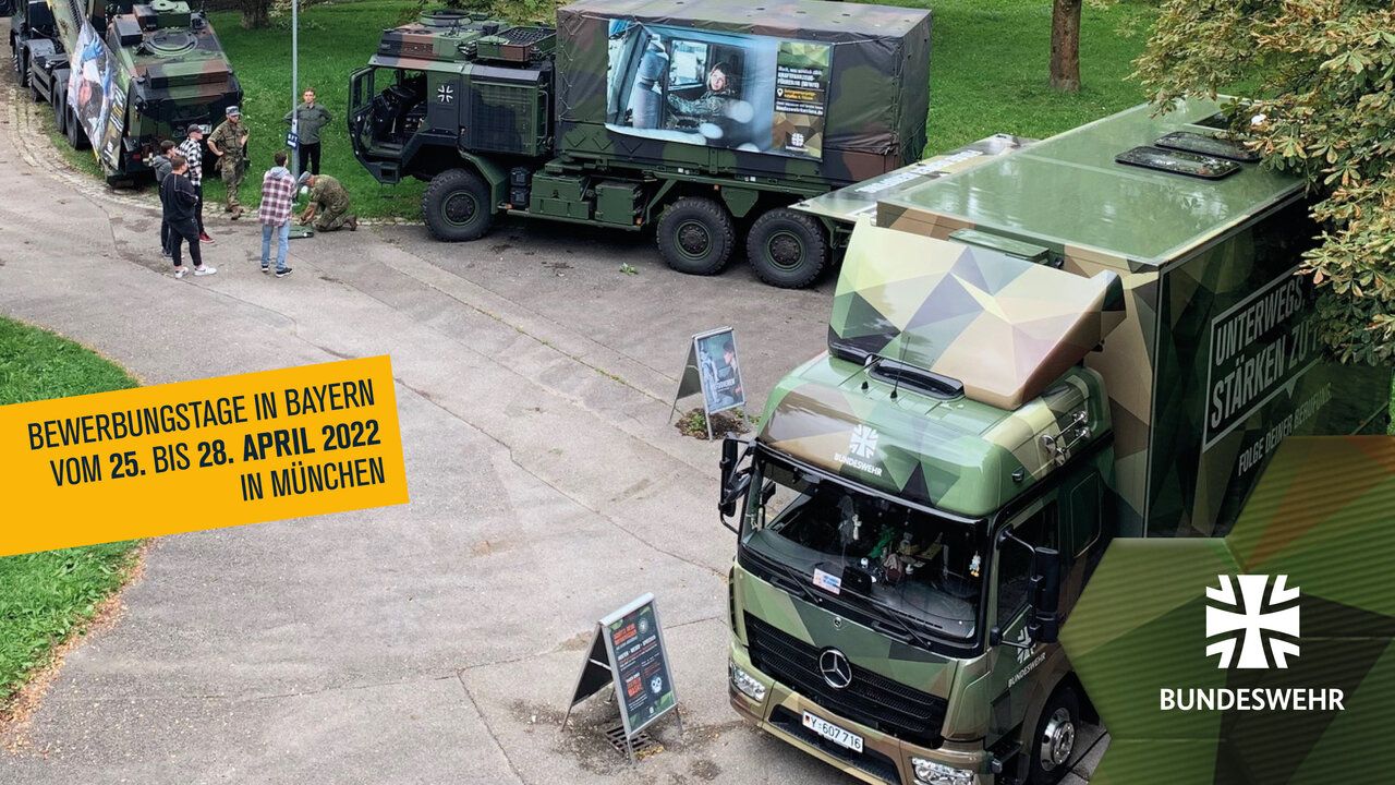 LKWs der Bundeswehr sind in einem Park aufgestellt.