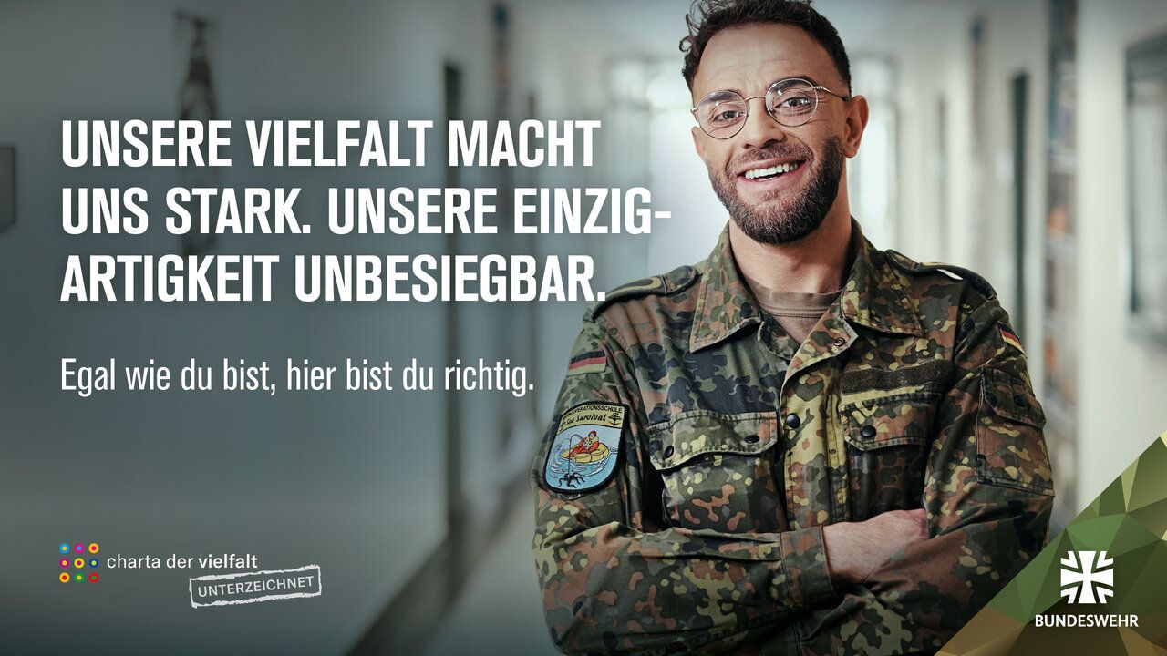 Ein Soldat in Uniform lächelt in die Kamera. Dazu der Slogan: "Unsere Vielfalt macht uns stark. Unsere Einzigartigkeit unbesiegbar."