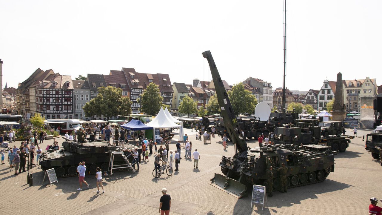 Die Bundeswehr live vor Ort in der Innenstadt. Besucher_innen besuchen eine Veranstaltung der Bundeswehr und kÃ¶nnen zahlreiche Fahrzeuge und Exponate der Bundeswehr sehen.