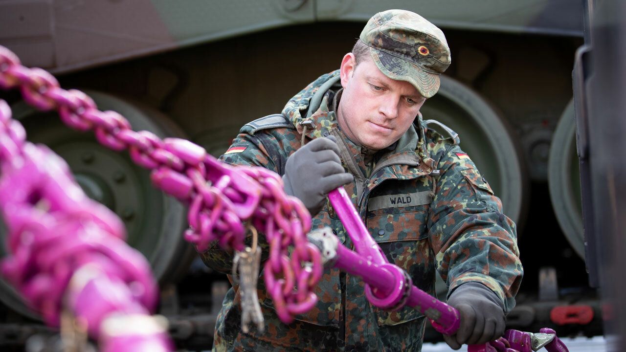 Ein Soldat befestigt eine pinke Kette als Halterung fÃ¼r einen Panzer