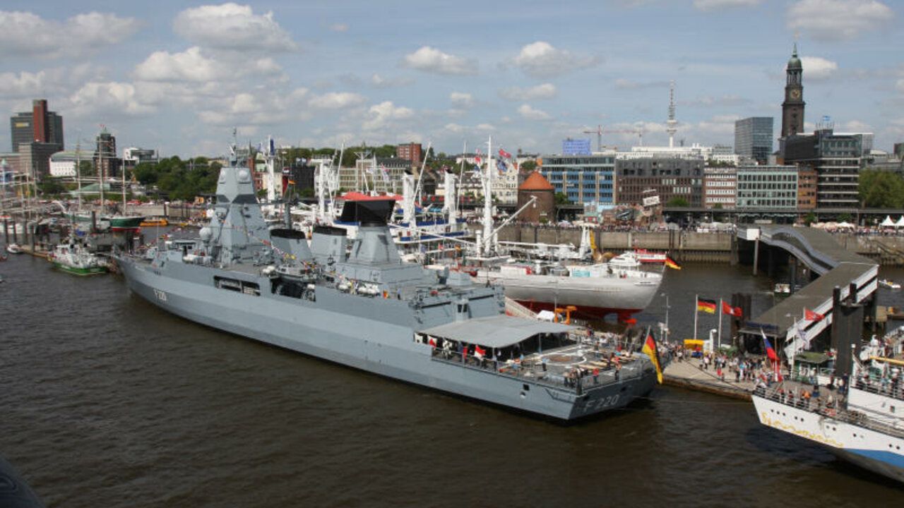 Eine Fregatte der Bundeswehr liegt am Hafen in Hamburg an 