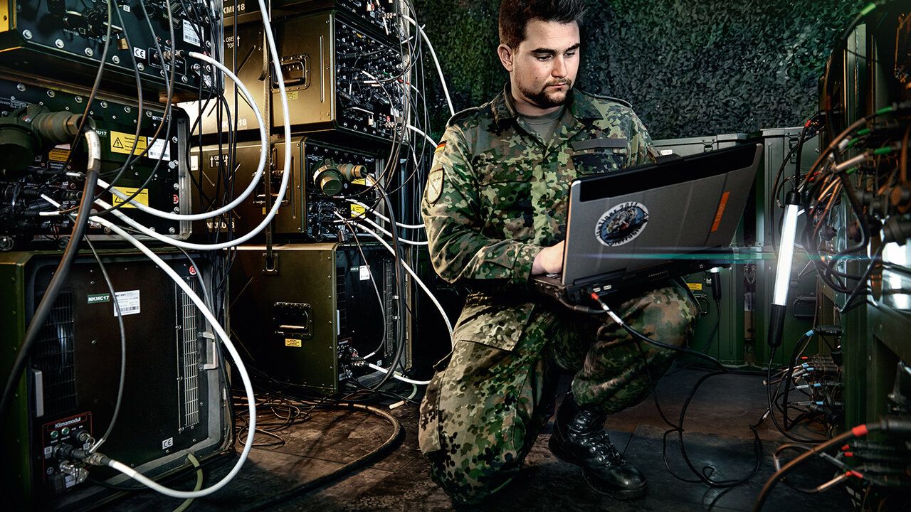 Ein Soldat prÃ¼ft mit seinem Laptop ob die Systeme funktionsfÃ¤hig sind.