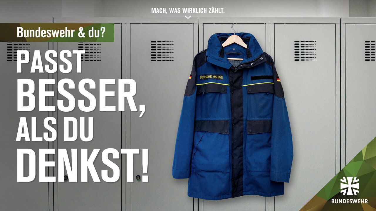 Der Schriftzug "Bundeswehr & du? Passt besser, als du denkst." Dahinter eine Reihe von Spinden, an denen eine blaue Jacke der Deutschen Marine hängt.