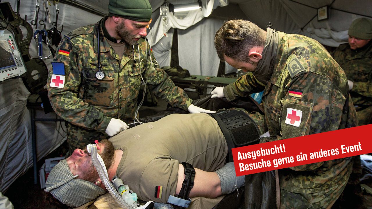 Sanitäter der Bundeswehr versorgen einen verwundeten Kameraden