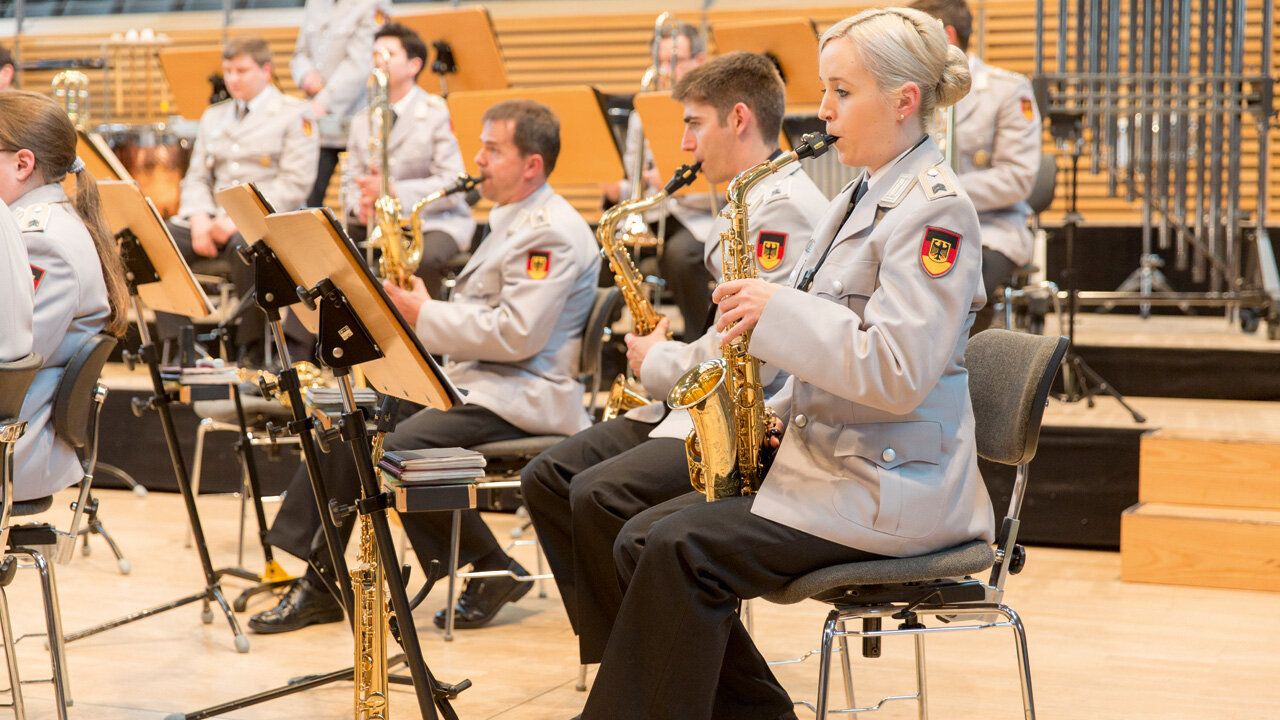 Musikerinnen und Musiker der Bundeswehr spielen verschiedene Instrumente