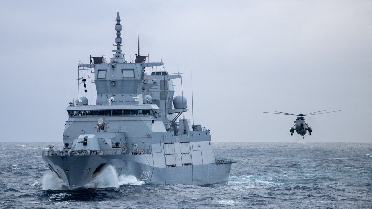 Eine Fregatte der Bundeswehr auf hoher See
