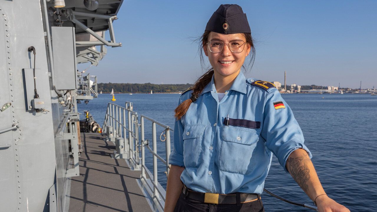 Eine Marinesoldatin auf einem Schiff der Bundeswehr