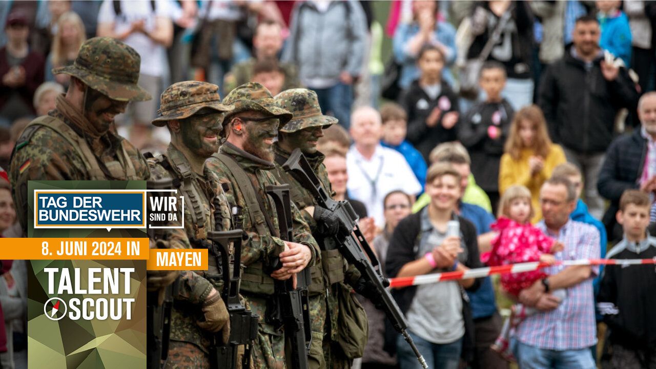 Soldaten der Bundeswehr stehen bei einem Event der Bundeswehr in Uniform und Tarnschminke im Gesicht nebeneinander 
