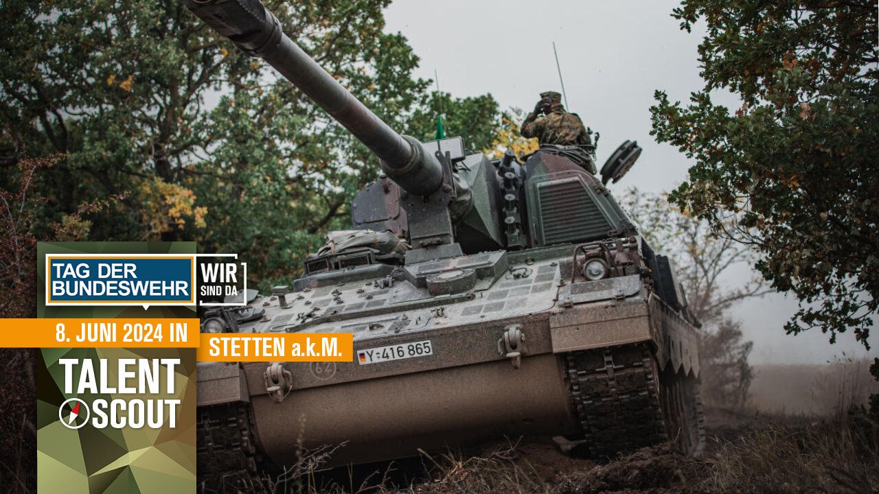 Ein Panzer der Bundeswehr fährt durch ein Waldstück