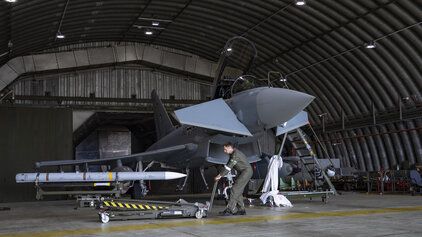 Ein Kampfjet der Bundeswehr in einer Flughalle 