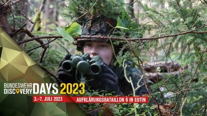 Das Header Bild der Bundeswehr Discovery Days in Eutin. Eine Teilnehmerin der Discovery Days in Uniform schaut mit einem Fernglas aus einem WaldstÃ¼ck heraus