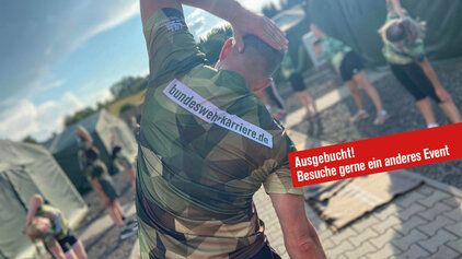 Jugendliche in Bundeswehr Shirts strecken sich beim aufwÃ¤rmen 