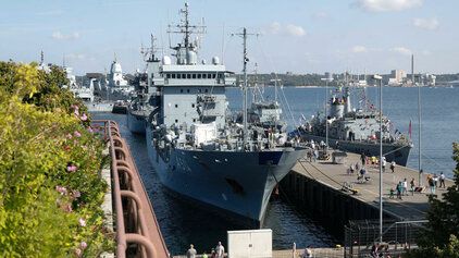 Besucherinnen und Besucher schauen sich Schiffe der Bundeswehr wÃ¤hrend der Kieler Woche an 