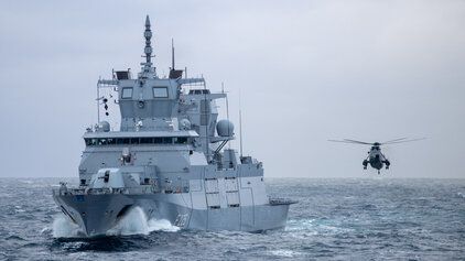 Eine Fregatte der Bundeswehr auf hoher See