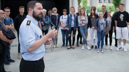 Ein Offizier der Bundeswehr berät interessierte Teilnehmerinnen und Teilnehmer 
