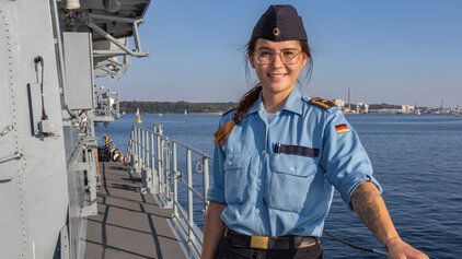 Eine Marinesoldatin auf einem Schiff der Bundeswehr