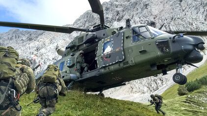 Soldaten der Bundeswehr setzen auf einen Hubschrauber auf