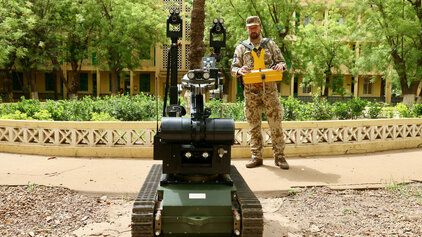 Soldat der Kampfmittelabwehrtruppe bedient einen Roboter