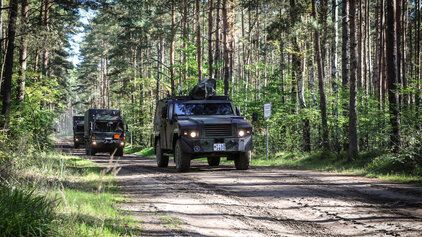 Militärfahrzeuge auf einem Waldweg