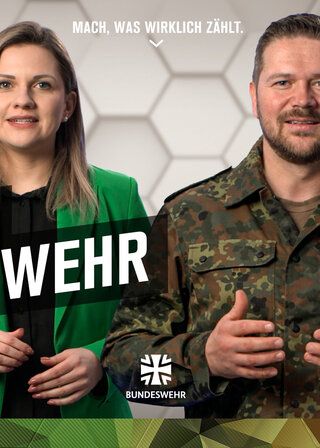 Eine Frau in grüner Jacke und ein Mann in Tarnkleidung stehen nebeneinander. Dazu der Slogan: "How to – Einstieg Bundeswehr"