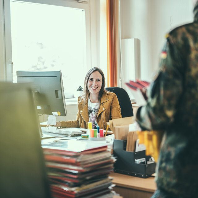 Eine Soldatin betritt das Büro einer zivil Angestellten der Bundeswehr. 