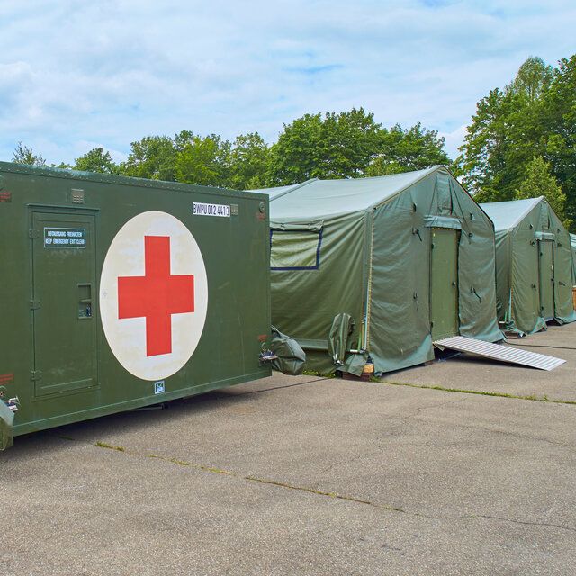 Eine Mobile Rettungsstation in Form von 2 Zelten und einem Container. 