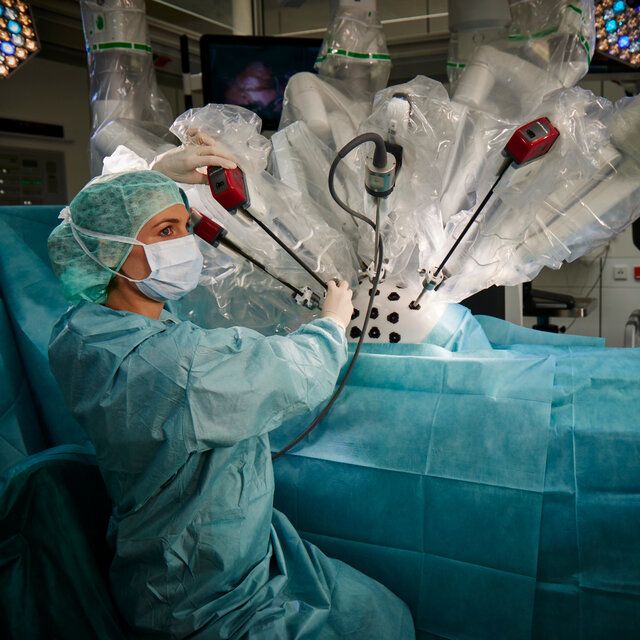 Eine Ärztin mit Spezialequipment bei einer Operationssimulation. 