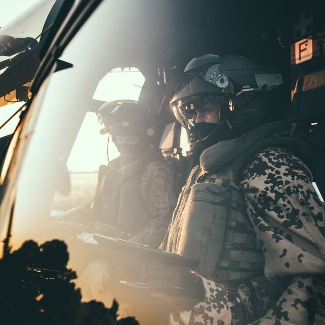 Soldaten im Hubschrauber