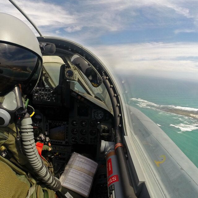 Ein Pilot während eines Fluges über dem Meer. 