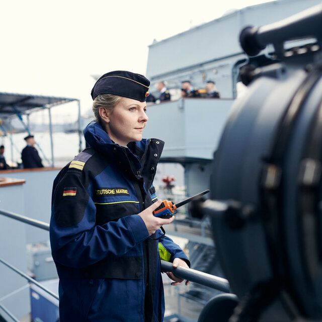 Eine Marinesoldatin der Bundeswehr befindet sich mit einem FunkgerÃ¤t an Bord des Schiffes. 