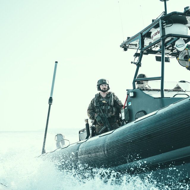 2 Soldaten fahren mit einem Kampfboot der Bundeswehr Ã¼ber die See. 