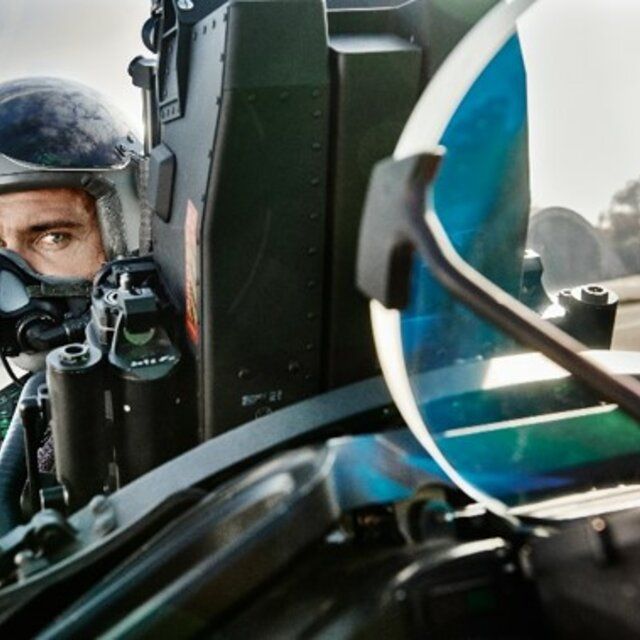 Ein Pilot der Bundeswehr sitzt im Cockpit eines Euro Fighters. 