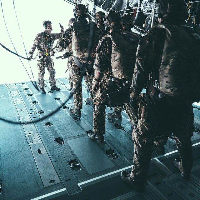 Soldaten auf einer Rampe