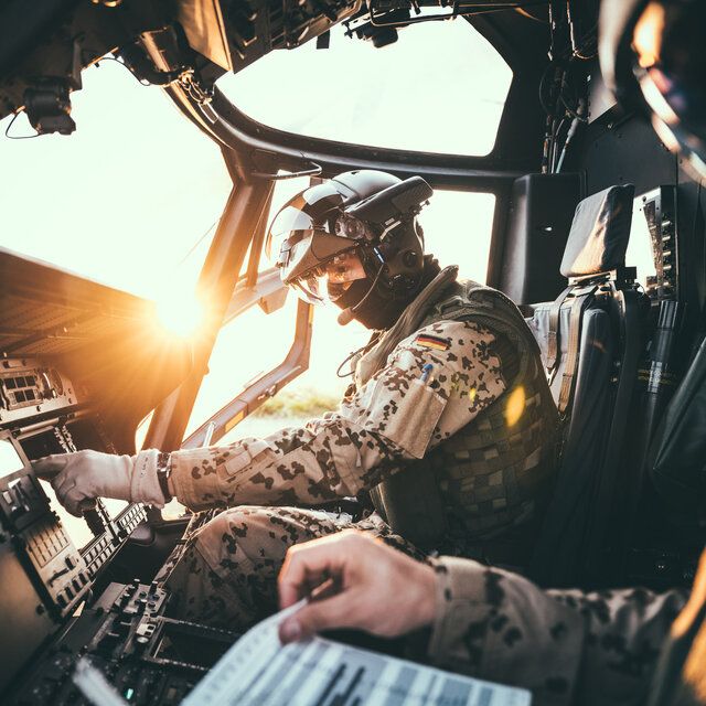 Soldat im Cockpit