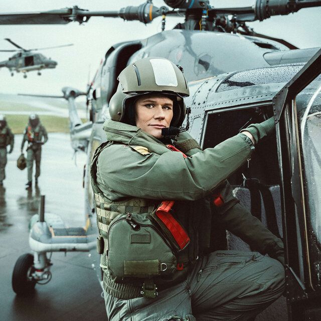 Eine Pilotin der Bundeswehr betritt das Cockpit eines Hubschraubers.